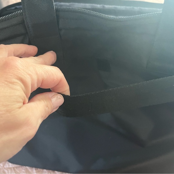 Targus Resolution laptop travel case with reinforced handle and strap - Picture 8 of 10